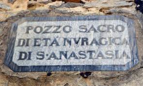 Iscrizione posta nella facciata della chiesa di Santa Anastasia indicante il pozzo sacro esterno