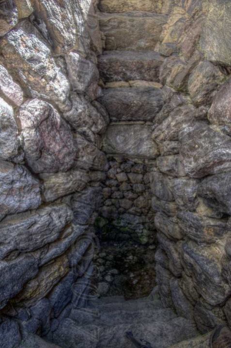 Pozzo Nuragico di Santa Anastasia - Particolare della scala e della "controscala" di ingresso