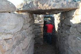 Tula: complesso megalitico di Sa Mandra Manna -Uno degli ingressi alla struttura