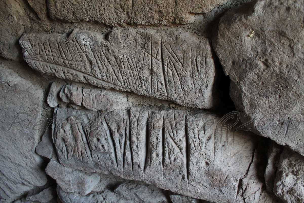 Tula: Muraglia Ciclopica di “Sa Mandra Manna” e le Incisioni su Pietra 
