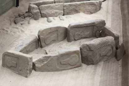 Viddalba - Riuso delle Stele in una Tomba a Lastre Litiche (ricostruzione museale)