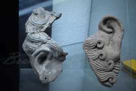 Padria - Orecchie con ciocche di capelli di epoca romana